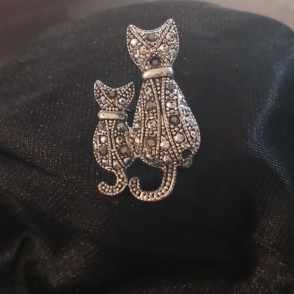 Vintage Black/Clear Rhinestone Silvertone Cat and Kitten Brooch